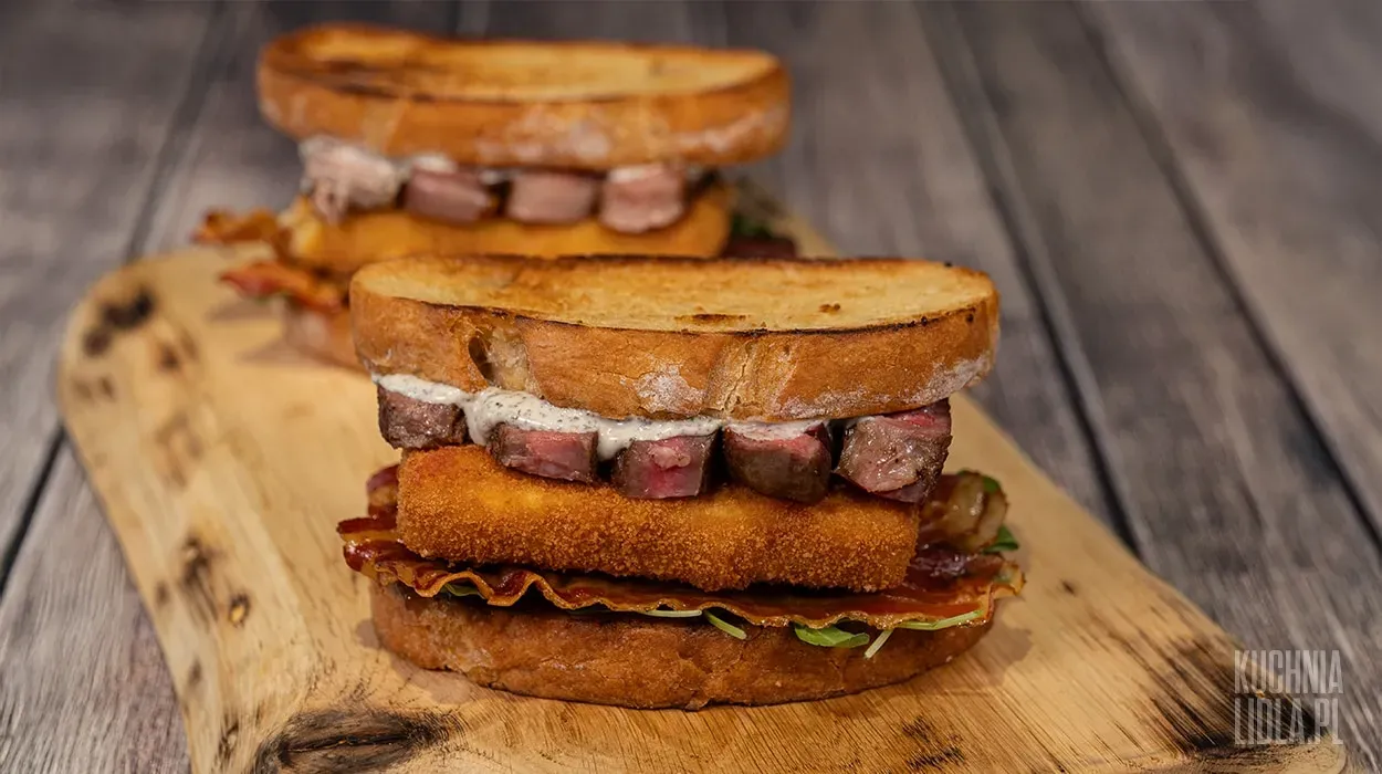 Zimowa kanapka Deluxe ze stekiem i panierowanym serem